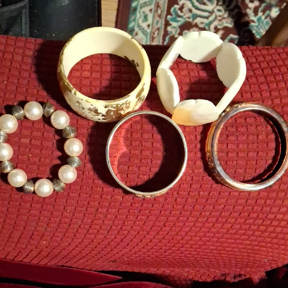 Elegant Pearl and Gold Bangle Set (Set of 5) CJ004